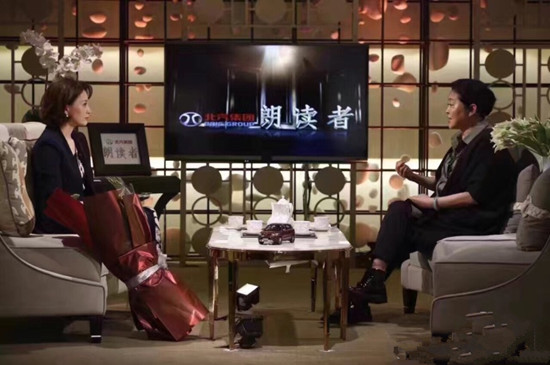 央视主持人董卿和倪萍的视频,两代央视一姐董卿倪萍同框