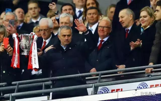 曼联首冠绝非终点，穆帅了却弗爵最大夙愿！颁奖典礼一瞬间太酷了