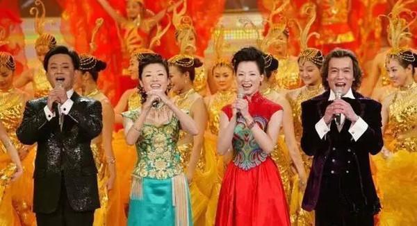 央视主持人董卿和倪萍的视频,两代央视一姐董卿倪萍同框