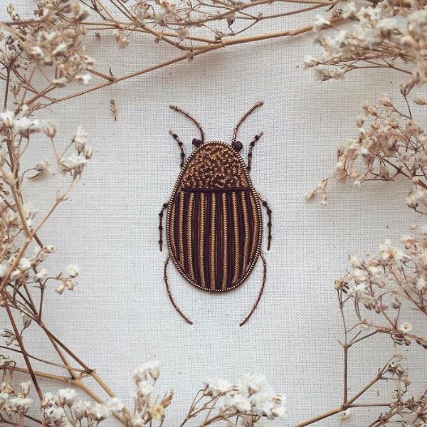 远离时尚圈，她选择通过刺绣和自然对话