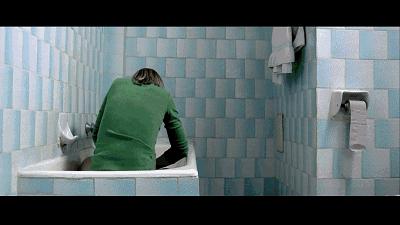 为了堕胎，她和怀孕的室友竟主动被无良医生玷污！