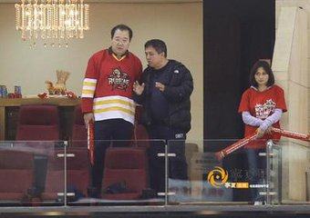 背现金过关英达称没洗钱是违规存款，汇钱到美国只能人肉背现金？