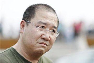 背现金过关英达称没洗钱是违规存款，汇钱到美国只能人肉背现金？