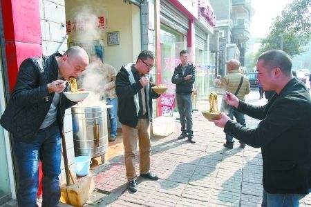 重庆解放碑苍蝇小馆子,重庆生意火爆的苍蝇面馆子