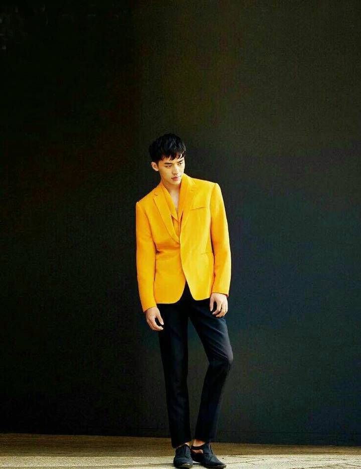 那些公认难穿的颜色，90后艺人许魏洲是怎么HOLD住的？