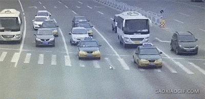 小伙第一次开皮卡,小伙子开皮卡车