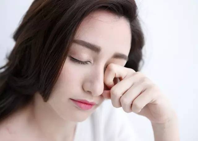 手机用多了眼劳累,手机玩多了眼睛干涩用什么眼药水