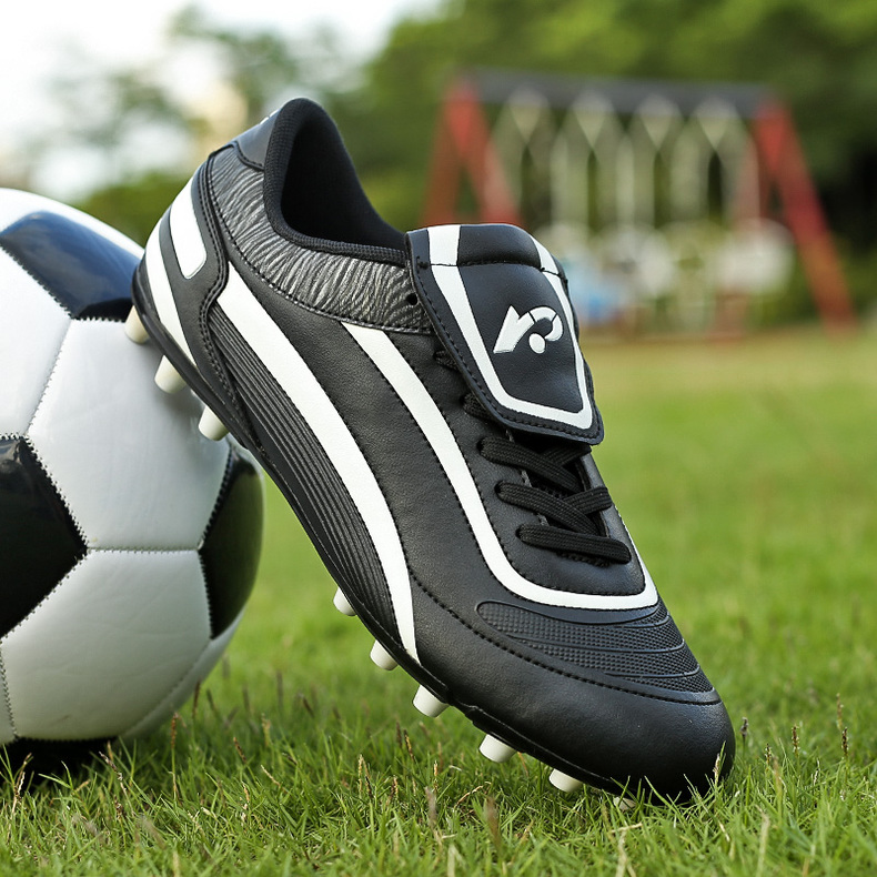 在足球场上驰骋,绿茵场上挥洒汗水享受足球的快乐