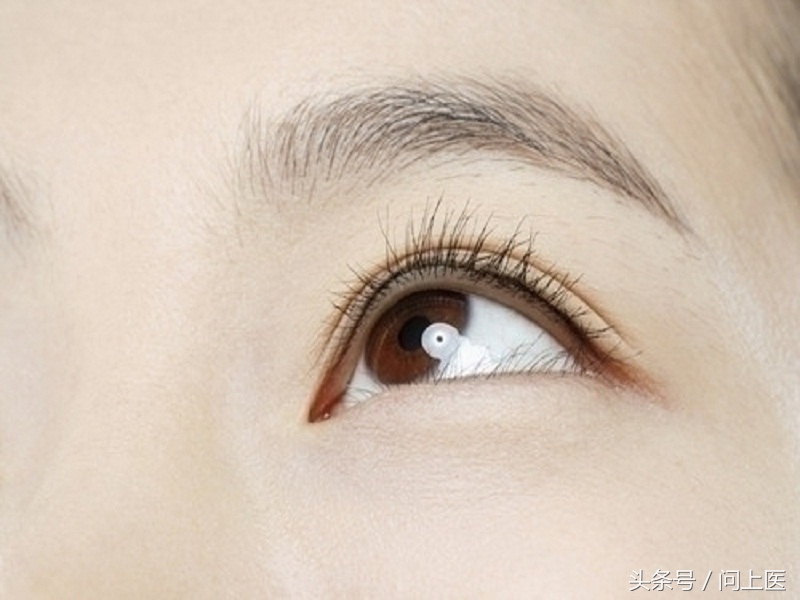 睫毛进入眼里怎么取出,接睫毛清理眼部的步骤