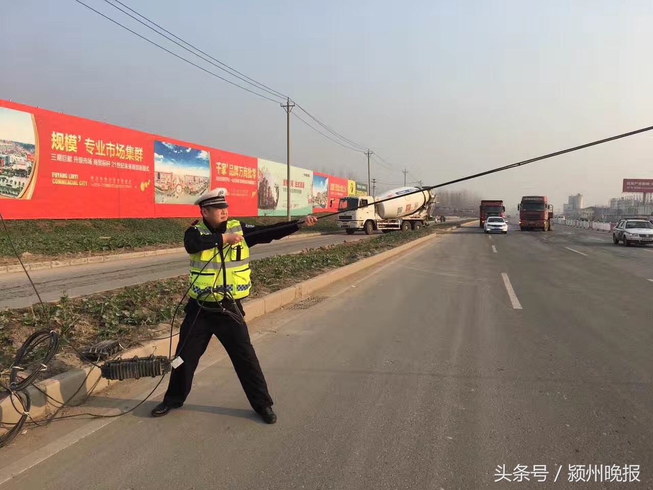 电缆脱落交警托举视频,光缆脱落交警冒雨托举保畅通