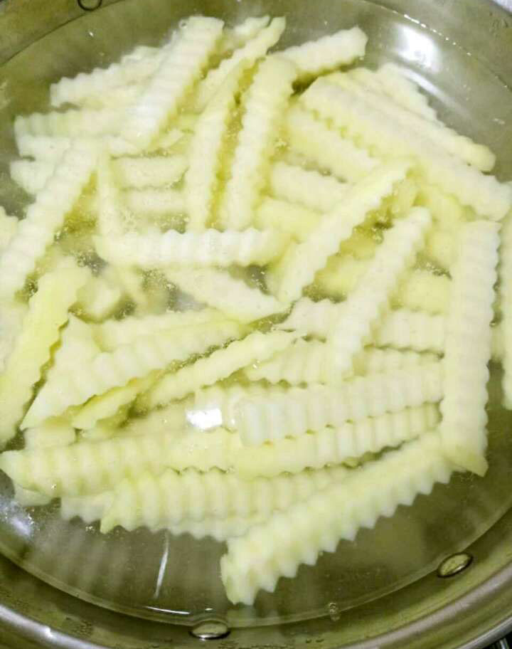 炸薯条要炸多久才会脆,炸薯条第一次炸与复炸的间隔