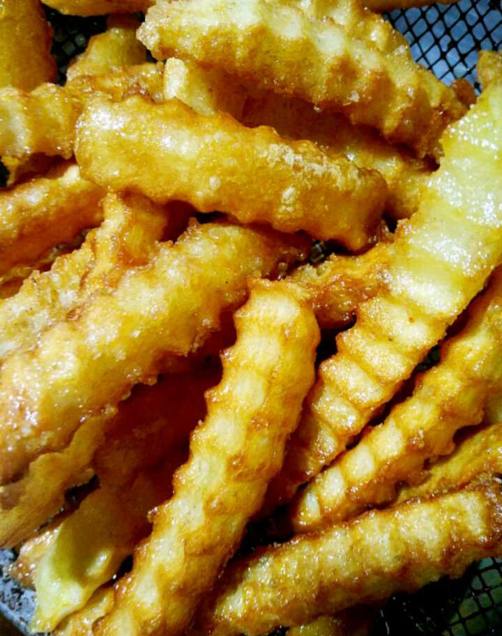 炸薯条要炸多久才会脆,炸薯条第一次炸与复炸的间隔