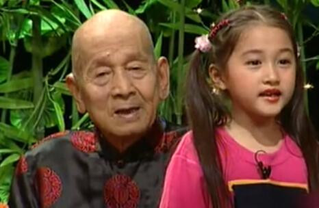 关晓彤穿搭有多大胆,关晓彤穿露肩衣的照片