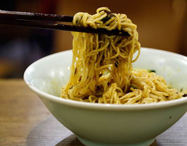 重庆解放碑苍蝇小馆子,重庆生意火爆的苍蝇面馆子