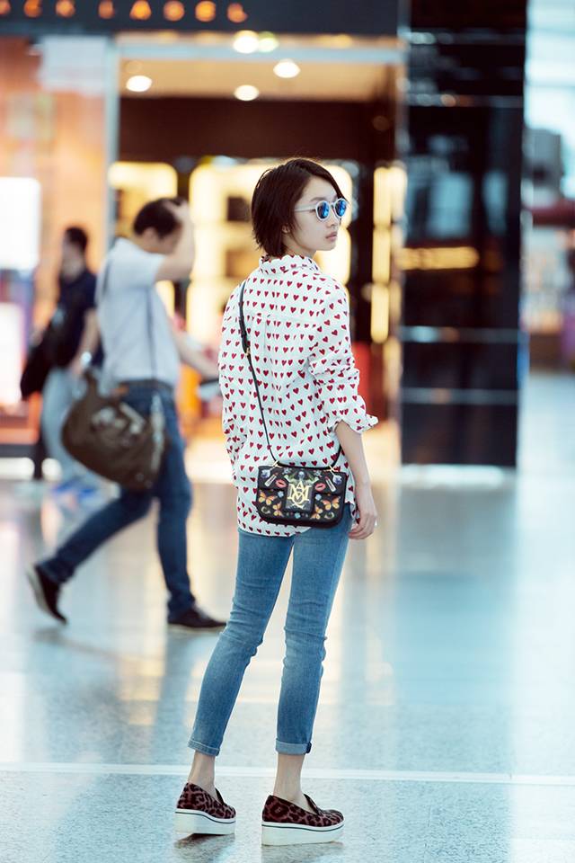 burberry看周冬雨视频,burberry黄色衣衫