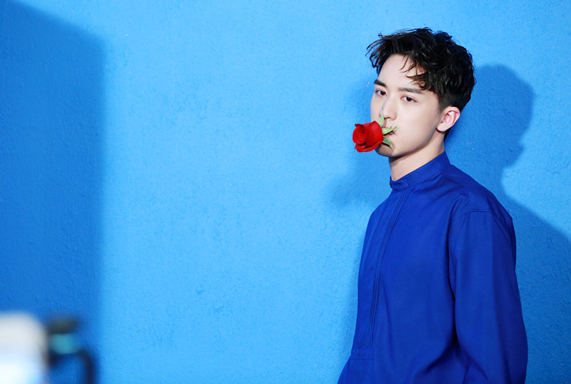 那些公认难穿的颜色，90后艺人许魏洲是怎么HOLD住的？