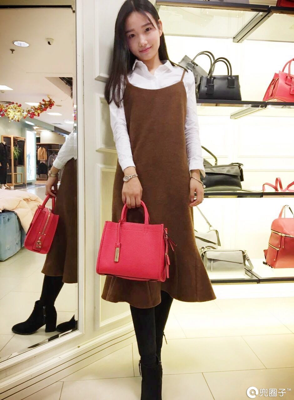 杭州的女生都背什么包,现在女生都在背什么包