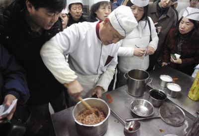 重庆解放碑苍蝇小馆子,重庆生意火爆的苍蝇面馆子