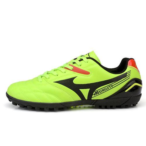 在足球场上驰骋,绿茵场上挥洒汗水享受足球的快乐