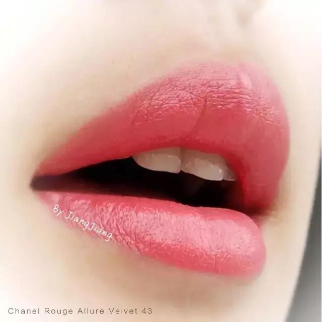 美女抹口红吻男神,涂上喜欢的口红吻最爱的他