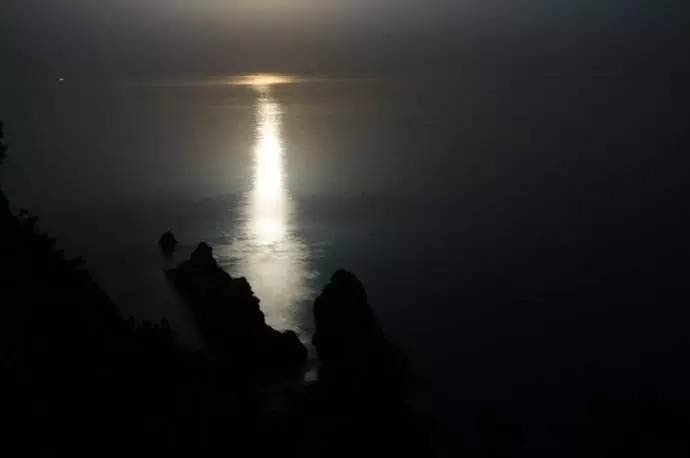 「诗词原创」陈天恩｜空房独自频观月一寸相思几断肠？