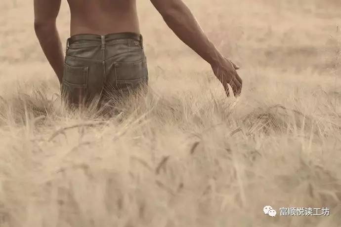 一个中年男人的钟摆，停在了两个女人之间