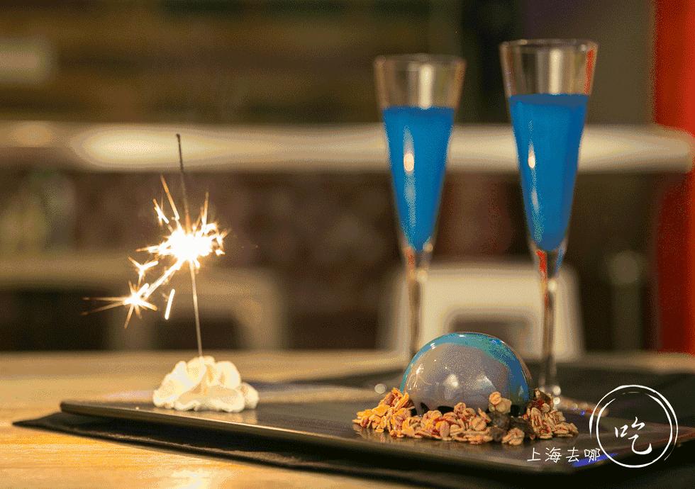 这家店靠一块INS美食博主的星空蛋糕，就把少女心秒成渣渣！涂红唇就打折，男生涂折更低！