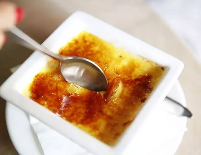 这家店靠一块INS美食博主的星空蛋糕，就把少女心秒成渣渣！涂红唇就打折，男生涂折更低！