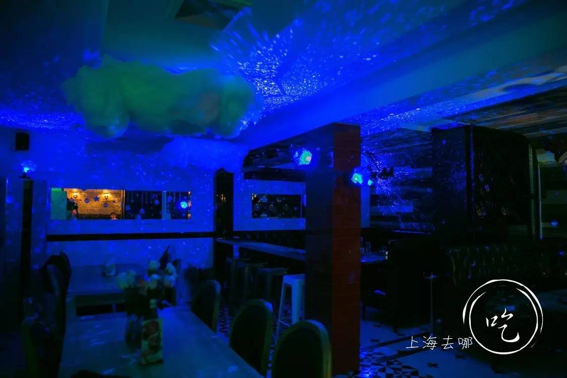 这家店靠一块INS美食博主的星空蛋糕，就把少女心秒成渣渣！涂红唇就打折，男生涂折更低！