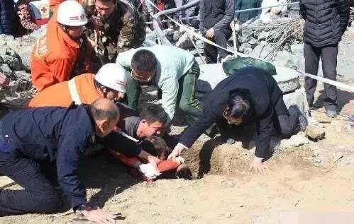 险！后厨师傅手臂卡进压面机、惊！两岁小孩掉进数米深土洞·····3.2承德新闻集萃！