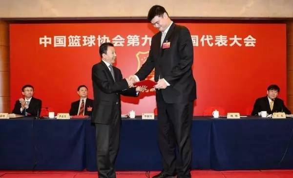 舍我其谁，勇挑重任！姚明当选中国篮协主席，这下压力都在中国足球那边了……