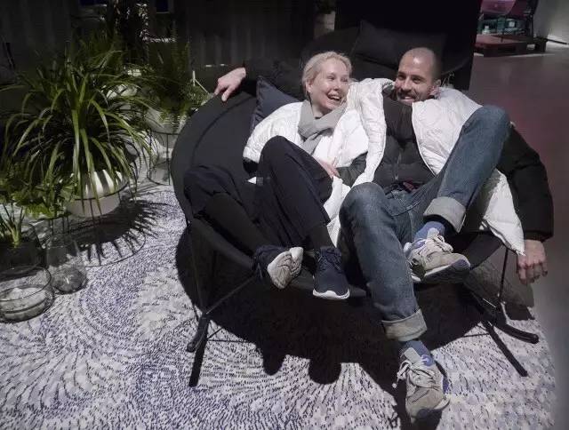 一口气推出了50多款PS新品，宜家彻底放飞了自我！挂到墙上的沙发、自动浇水的花盆……错过等3年