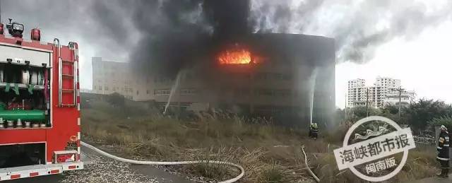 泉州一化工厂发生火灾爆炸瞬间,泉州一厂房发生火灾现场浓烟滚滚