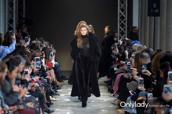 prada今夏最值得入手的包包,prada哪款包最值得入手