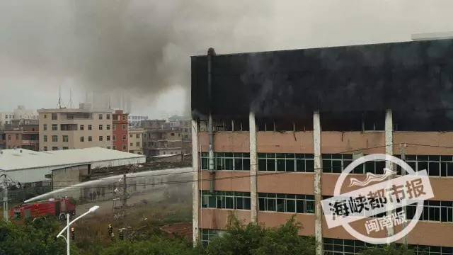 泉州一化工厂发生火灾爆炸瞬间,泉州一厂房发生火灾现场浓烟滚滚