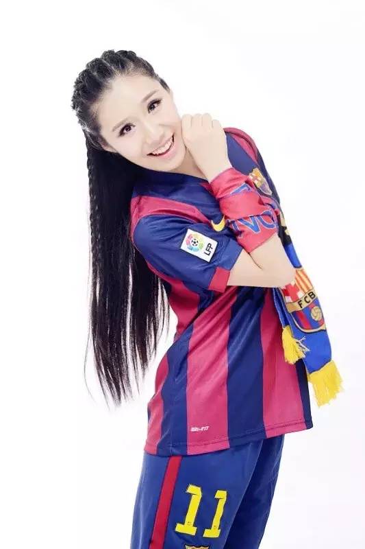 教你唱巴萨队歌,月亮姐姐开口唱