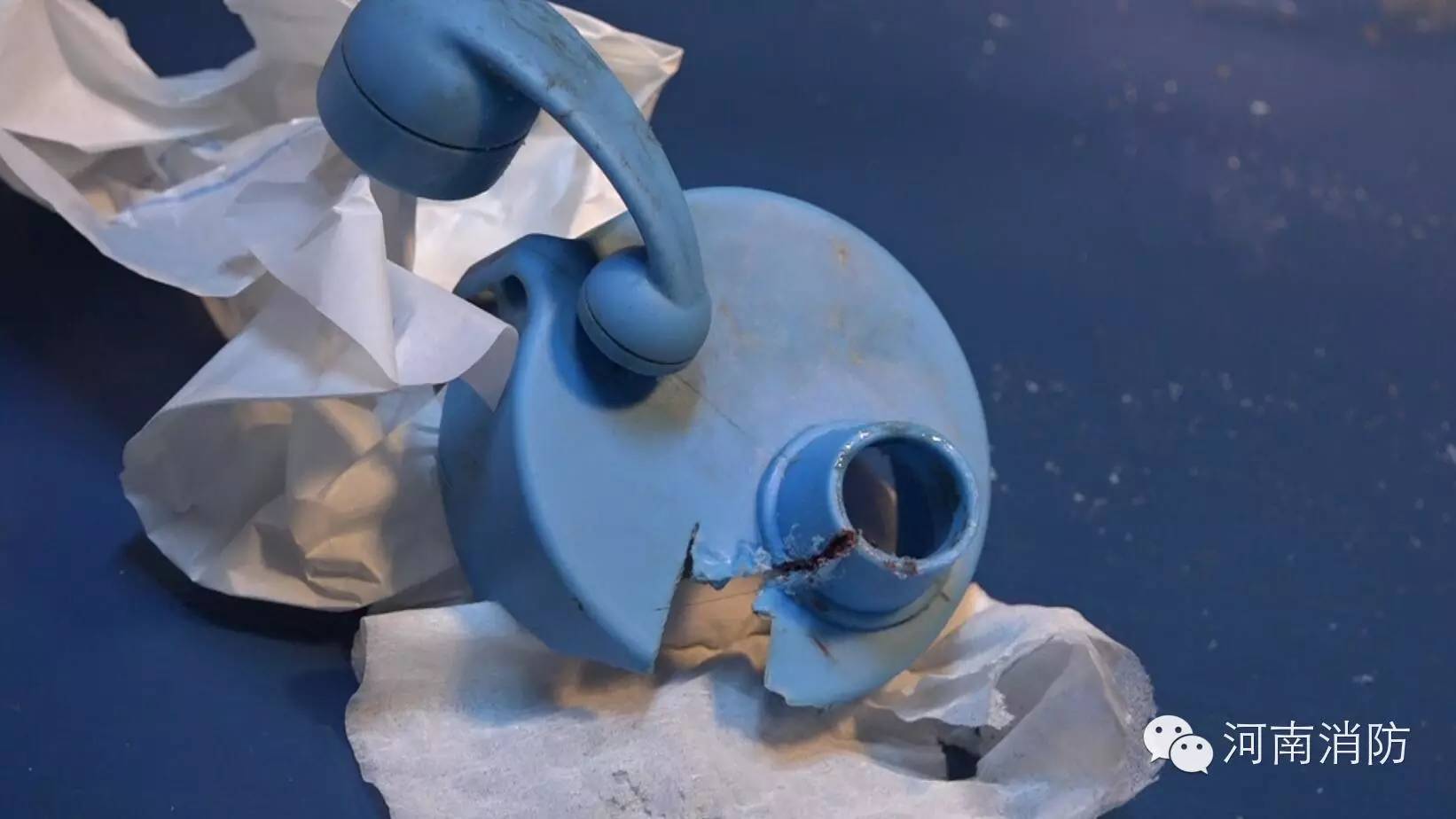 心疼，女童舌头被卡痛的哇哇大哭，只因喝水的时候做了这个动作！