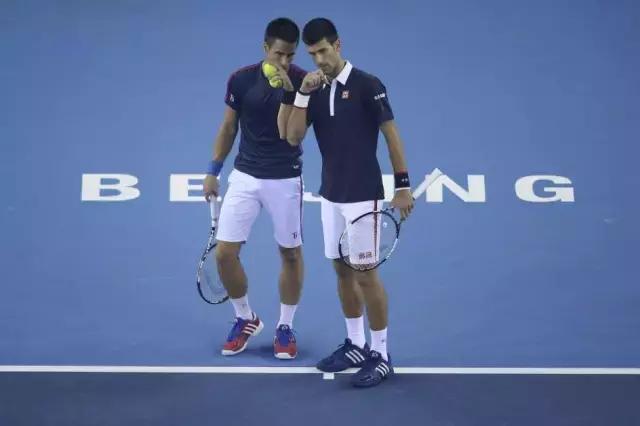 费德勒和纳达尔搭档双打神同步,费德勒跟德约科维奇比赛