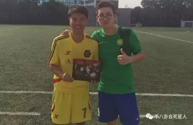 李克勤看球赛被发现用盗版软件，被网友调侃：身体力行支持盗版