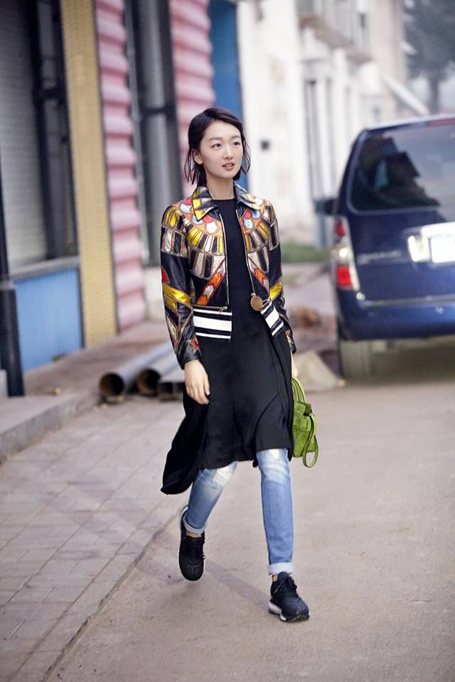 burberry看周冬雨视频,burberry黄色衣衫