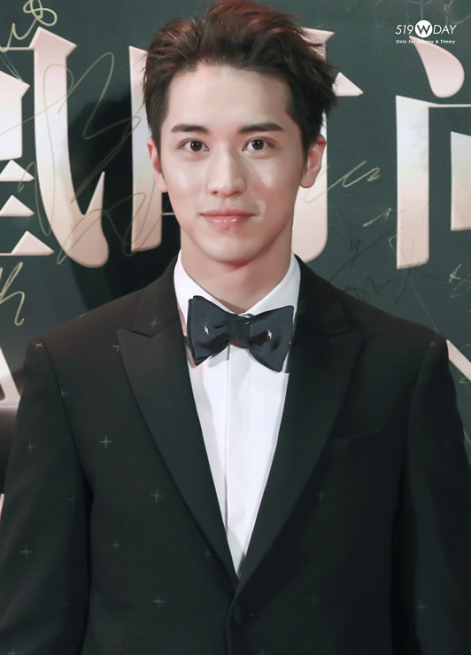 那些公认难穿的颜色，90后艺人许魏洲是怎么HOLD住的？