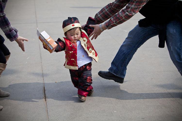 宝宝刚会走路腿有点弯是怎么回事,24个月宝宝走路脚往里拐怎么办