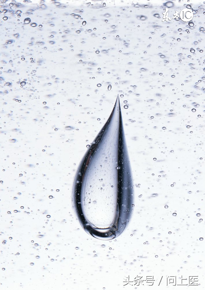 睫毛进入眼里怎么取出,接睫毛清理眼部的步骤