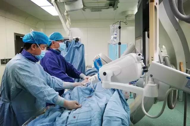 小伙子肚子突然变大原来是怀孕了,孕妇临产肚子越来越大