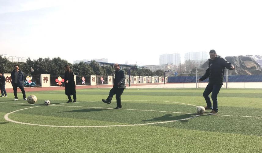 郑东新区永平路小学举办亲子足球文化节趣味活动“嗨翻天”