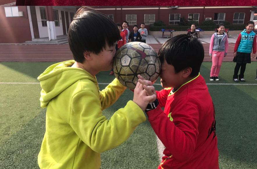 郑东新区永平路小学举办亲子足球文化节趣味活动“嗨翻天”