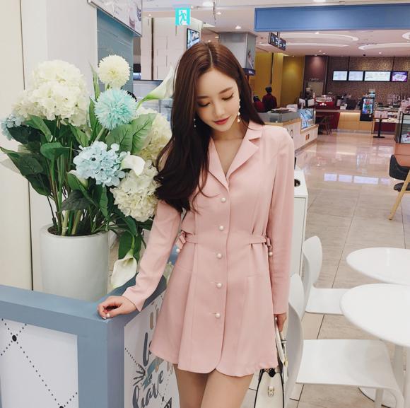 孙允珠粉红毛衣,孙允珠丝质露背连衣长裙