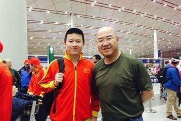 背现金过关英达称没洗钱是违规存款，汇钱到美国只能人肉背现金？