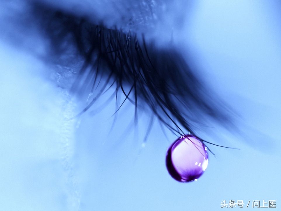 睫毛进入眼里怎么取出,接睫毛清理眼部的步骤