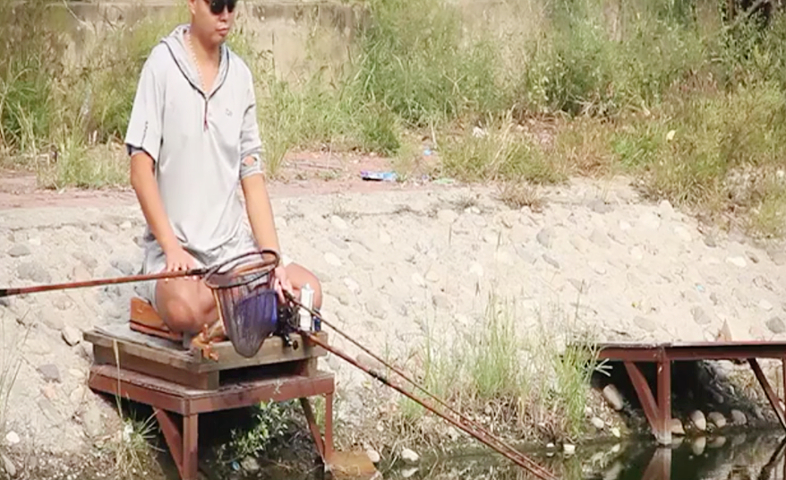 日本人用短竿子钓小鱼 (日本人用大海竿钓鱼)